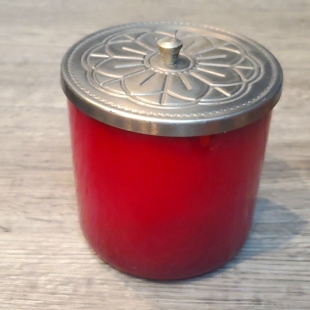 🐞 NWT HIGHLY SCENTED CANDLE